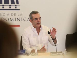 Abinader llama a vacunación masiva en Santo Domingo y San Cristóbal
 