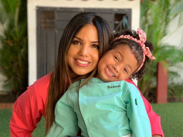 Inés Paéz Nin con su hija Taina Domínguez.