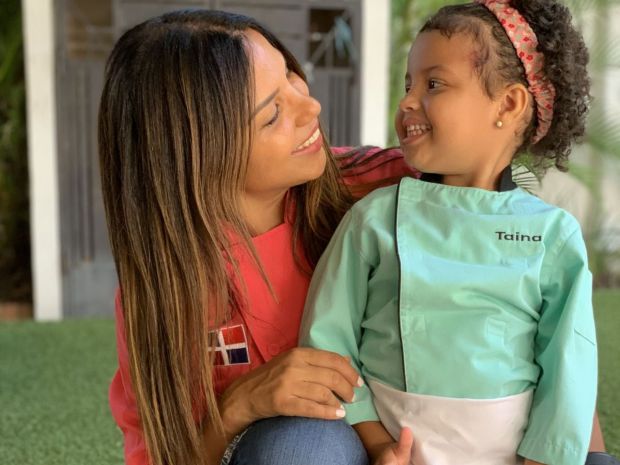 Inés Paéz Nin con su hija Taina Domínguez.