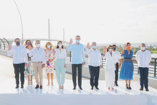 El rey Felipe VI (6i) y el presidente de Colombia, Iván Duque (5d), entre otros, este 2 de diciembre, durante la visita al nuevo puente Pumarejo.
