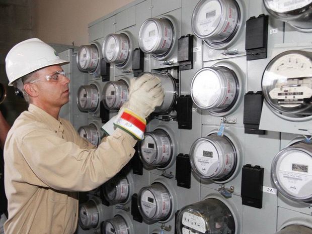 Servidor del servicio eléctrico trabajando con los contadores eléctricos.