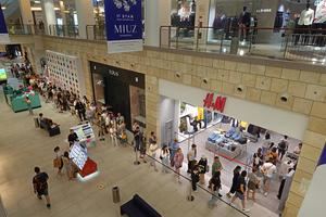 H&M reabre tiendas en Rusia y provoca grandes colas antes de salir del país.