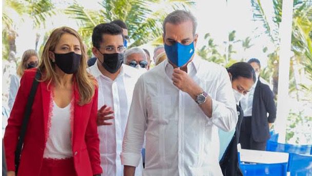 Encarna Piñero, David Collado y el Presidente Luis Abinader Corona.