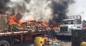 El Gobierno de Maduro acusa a opositores de la quema de camiones con ayudas 