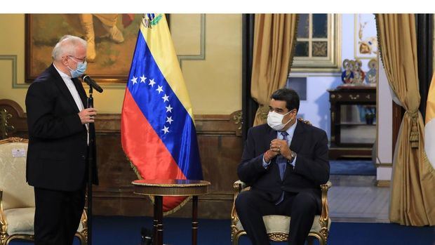 Fotografía cedida por prensa de Miraflores del presidente venezolano Nicolás Maduro (d) junto al nuncio apostólico en Venezuela, Aldo Giordano, en un acto protocolar, hoy en Caracas, Venezuela.