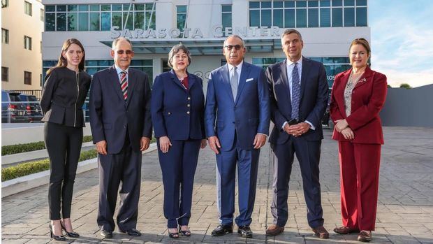 Los ejecutivos del Banco Atlántico: Marianna Castillo, Luis Reyes, Tairy Medina, Emilio Hasbún, Oswaldo Armitano y Clara Jáquez.