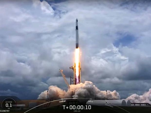 Captura del vídeo de seguimiento de la compañía SpaceX donde se muestra el momento del despegue del cohete Falcon 9 que lleva la misión 22 de reabastecimiento a la Estación Espacial hoy jueves 3 de junio en el Centro Espacial Kennedy de la NASA en Merritt Island, Florida.