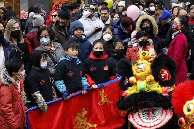 Niños observan el desfile para cerrar los festejos del Año Nuevo Lunar en el barrio Chinatown, en Nueva York, EE.UU.
