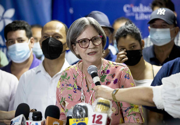 La presidenta del partido Ciudadanos por la Libertad (CXL), Kitty Monterrey (c) habla durante una rueda de prensa hoy en Managua, Nicaragua.