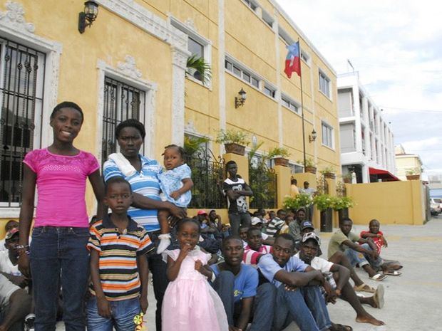 Unos 53,000 haitianos residentes en R.Dominicana solicitan cédula de su país.