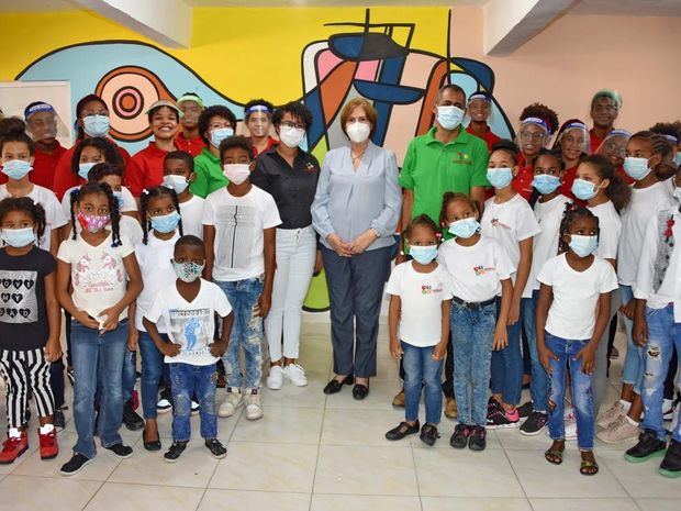 Ministra de Cultura visita escuela de arte en Los Mina