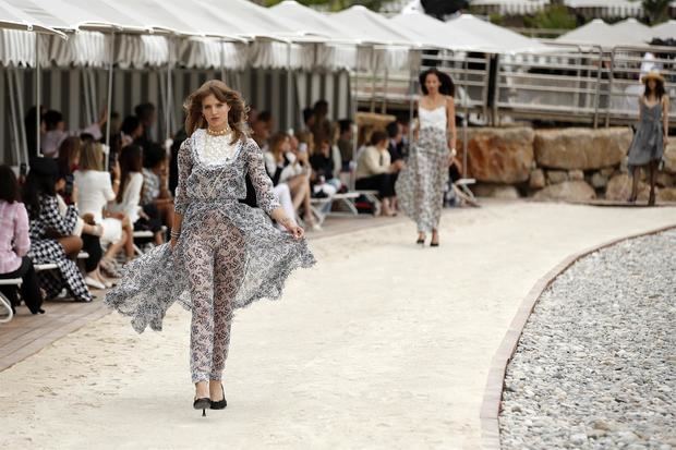 Chanel vuelve a sus raíces más 'chic' con un desfile en Mónaco