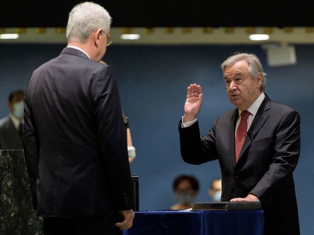 Fotografía cedida por la ONU donde aparece el portugués António Guterres (d) mientras presta juramento para su segundo mandato como secretario general frente al presidente del septuagésimo quinto período de sesiones de la Asamblea General, Volkan Bozkir (i), hoy viernes en la sede del organismo en Nueva York, EE.UU.