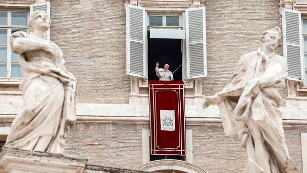 El papa Francisco saluda a los fieles congregados en la Plaza de San Pedro, del Vaticano, tras el rezo del Ángelus.