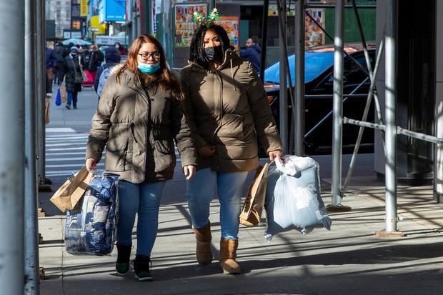 Compradoras caminan en Fulton Street en Brooklyn, Nueva York (EE.UU.), este 23 de diciembre de 2021.