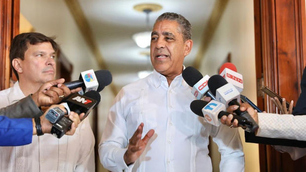 Adriano Espaillat, solicitó este miércoles retirar de inmediato el comunicado “Alerta: Reforzamiento en curso de migración en República Dominicana”.