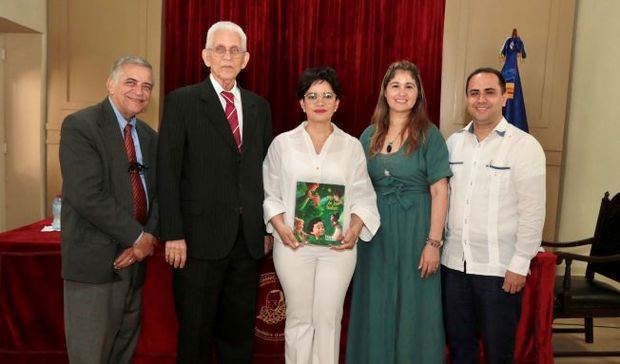 Elidenia Velásquez presenta con gran éxito su libro infantil “Hijo de
las hadas”.