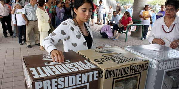 Una joven emite por primera vez su voto hoy, domingo 1 de julio de 2018, en una casilla del municipio de Tlalnepantla, en el Estado de México (México). Los mexicanos eligen hoy al presidente del país y otros 3.400 cargos en una jornada en la que, si vence la coalición del izquierdista Andrés Manuel López Obrador, como predicen las encuestas, habrá un cambio político sin precedentes. EFE.