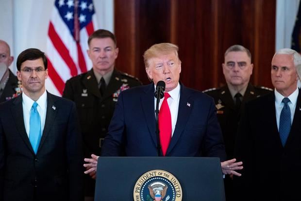 El presidente estadounidense, Donald Trump (c), durante la rueda de prensa ofrecida este miércoles en la Casa Blanca de Washington (Estados Unidos). 