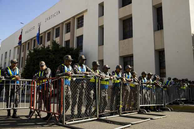Decenas de policías fueron registrados este domingo, 26 de marzo, al vigilar el Palacio de Justicia, durante la audiencia sobre la petición de prisión preventiva formulada por el Ministerio Público contra los acusados en el caso Calamar, en Santo Domingo (República Dominicana).