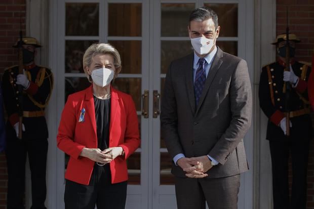 El presidente del Gobierno, Pedro Sánchez, recibe a la presidenta de la Comisión Europea, Úrsula von der Leyen, este sábado en el Palacio de la Moncloa.