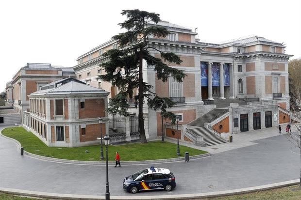 Vista general del exterior del Museo del Prado, cerrado al igual que el museo Reina Sofía, para evitar la expansión del coronavirus, este jueves en Madrid.
