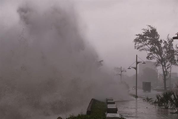 Registro del intenso oleaje este sábado en la avenida del malecón, durante el paso de la tormenta tropical Elsa, en Santo Domingo (República Dominicana). 