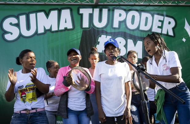 Centenares de mujeres dominicanas exigieron este sábado la despenalización del aborto y que se reduzcan los niveles de mortalidad materna, entre otras demandas, y advirtieron al liderazgo político de que su 'indiferencia' ante sus reclamos 'les va a costar en las elecciones' el año próximo.