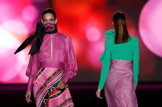 Varias modelos lucen las creaciones de la colección de otoño-invierno 2021/2022 del diseñador Hannibal Laguna en la pasarela Mercedes-Benz Fashion Week (MBFWM)