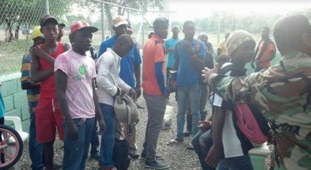 Migración repatría a 60 nacionales haitianos durante operativos en Samaná