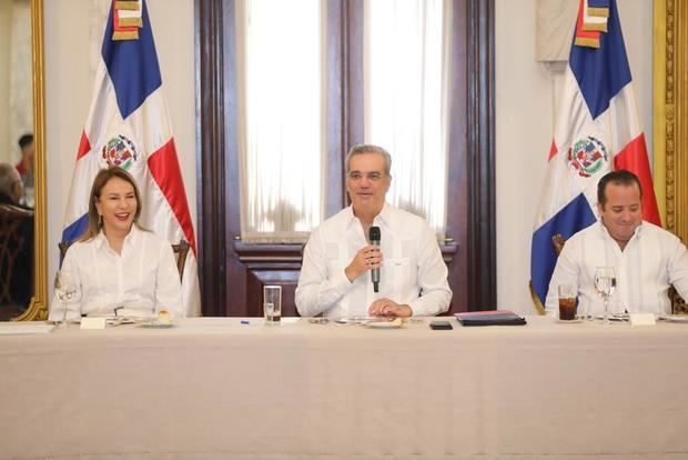 La Ministra de Cultura, Milagros Germán , Presidente Luis Abinader.