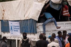 Saquean cuatro camiones que transportaban ayuda en una carretera de Haití­
