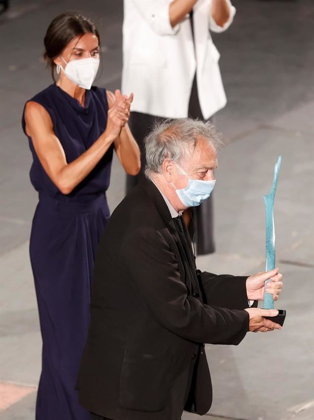 El realizador británico, Stephen Frears, tras recibir en presencia de la reina Letizia el premio 'Masters of Cinema' durante la jornada de clausura del 'Atlántida Mallorca Film Fest' celebrado este domingo en la capital balear.