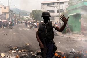 Reprimen a miles de trabajadores haitianos que reclaman aumento de salarios
 