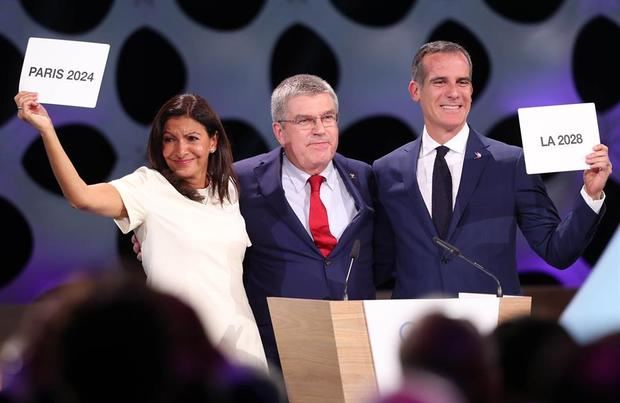 Alcaldesa de París, Anne Hidalgo, presidente del Comité Olímpico Internacional, COI, Thomas Bach (c), y al alcalde de Los Ángeles, Eric Garcetti, durante la ratificación de las ciudades en mención como sedes de los Juegos Olímpicos de 2024 y 2028, respectivamente, en Lima, Perú.