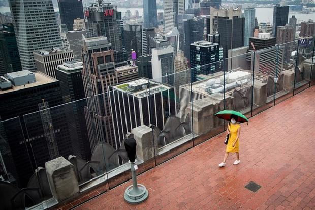 El observatorio en lo alto del rascacielos Rockefeller de Nueva York, por el que pasan cada año 2 millones de visitantes de todo el mundo, abrió este jueves después de casi cinco meses de pandemia a un tercio de su capacidad habitual.