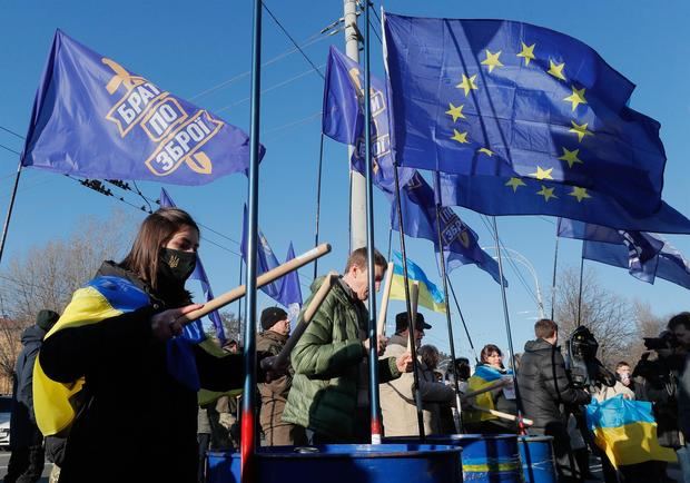 Ciudadanos ucranianos fueron registrados este miércoles al protestar frente a la embajada de Rusia en Kiev, Ucrania.