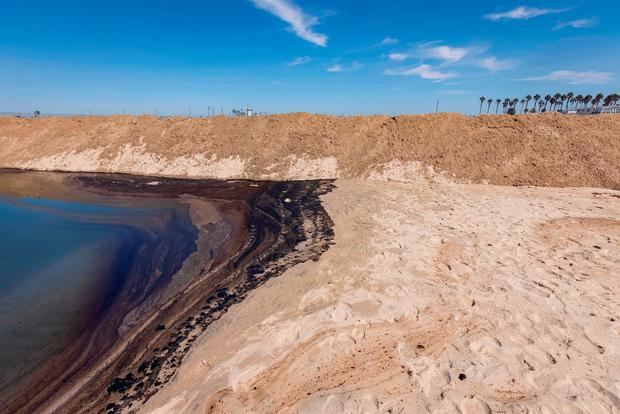 El alquitrán se acumula en la costa luego de un derrame de petróleo frente a la costa de Huntington Beach, California, EE. UU. 