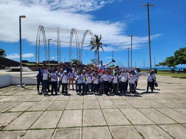 Británico Callum  Bates recauda fondos caminando de Santo Domingo a Puerto Plata para fortalecer la educación.