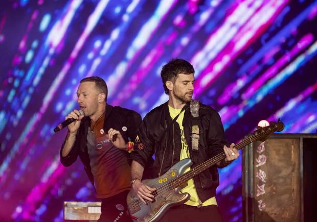 El cantante británico Chris Martin y su banda Coldplay durante el concierto de la gira 'Music of the Spheres' en el Estadio Olímpico Félix Sánchez de Santo Domingo, República Dominicana.