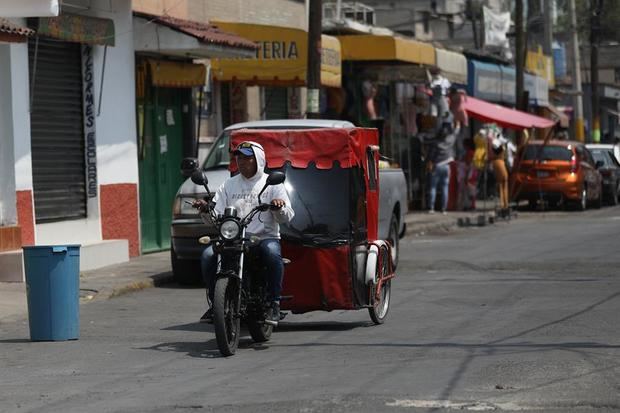 Fotografía del 16 de abril de 2020, que muestra a un motociclista en una calle del municipio de Ecatepec, en el Estado de México, México.