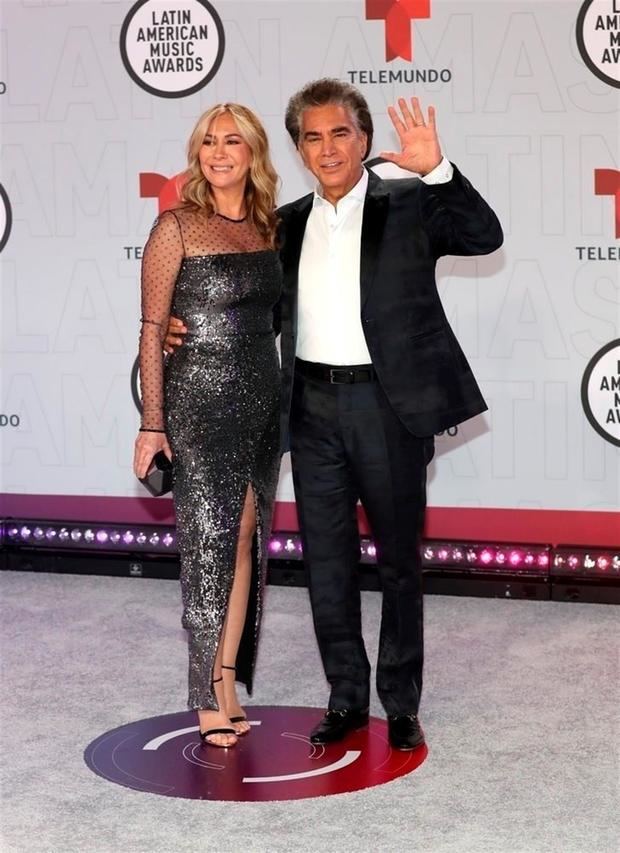 Fotografía cedida este jueves por Telemundo en la que se registró al cantante venezolano José Luis Rodríguez 'El Puma' (d), junto a su esposa, Carolina Pérez (i), durante la alfombra de la sexta entrega los Latin American Music Awards (Latin AMAs), en el BB&T Center de Sunrise (Florida, EE.UU.). Rodríguez fue homenajeado en la gala con el premio 'Leyenda'.