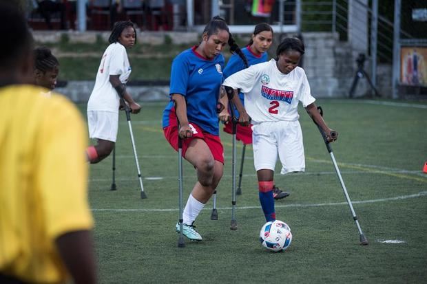 Jugadoras de fútbol de la selección femenina de República Dominicana y de Haití se disputan el balón en el evento “Dos muletas y un balón” con motivo del décimo aniversario del terremoto de Haití, hoy sábado en Santo Domingo (República Domincana).