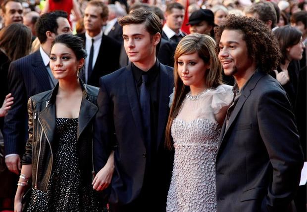 Fotografía tomada en octubre de 2008 en la que se registró (de i a d) a los actores estadounidenses Vanessa Hudgens, Zac Efron, Ashley Tisdale y Corbin Bleu, durante la premier del a pelicula 'High School Musical 3, en Londes (Inglaterra). 