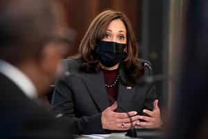 Antiguo tuit causa problemas al director de comunicaciones de Kamala Harris