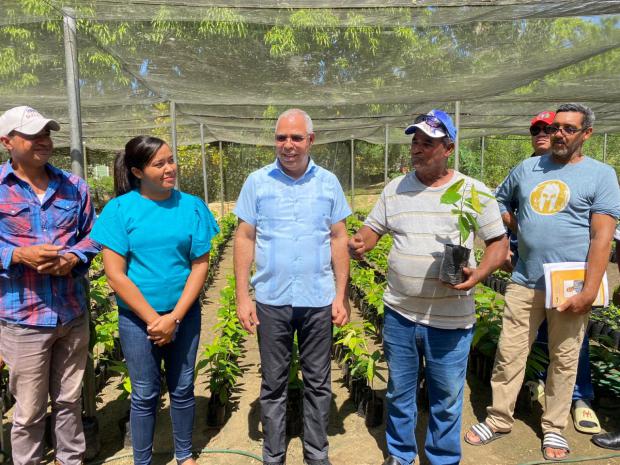 Desarrollo Fronterizo continúa impulsando a productores de planta de Cacao en Monte Grande