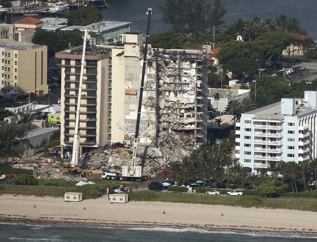 Vista aérea este domingo del edificio de 12 pisos que colapsó parcialmente en Surfside, Florida, EE.UU.