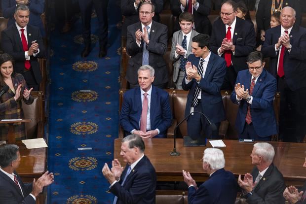 El republicano Kevin McCarthy (c) participa en la sesión del Congreso donde esperaba ser nombrado presidente de la Cámara de Representantes de EE.UU., este 3 de enero de 2023.