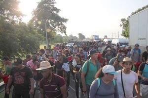 Caravana migrante avanza a paso lento por el sur de México y bajo vigilancia