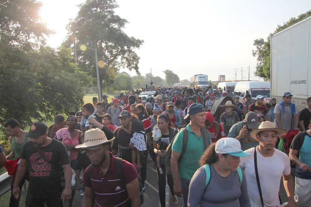 Migrantes caminan en caravana hoy, por el municipio de Huehuetán, en el estado de Chiapas, México.